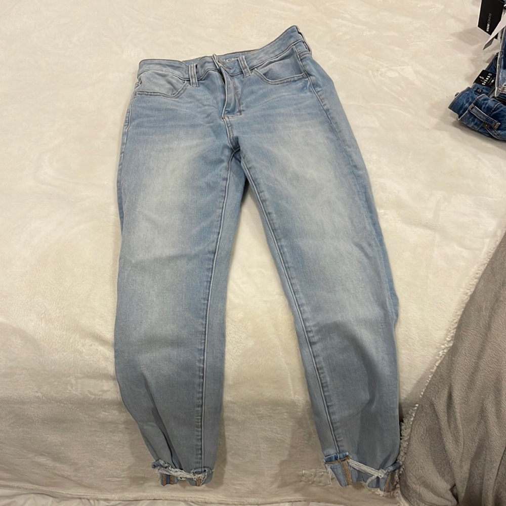 American Eagle light wash skinny jeans